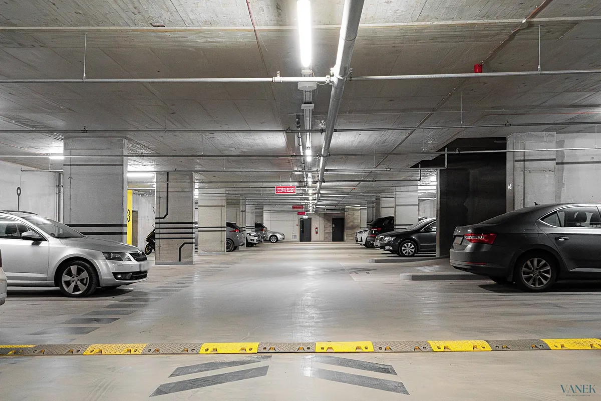 Pronájem garážového stání 13 m²